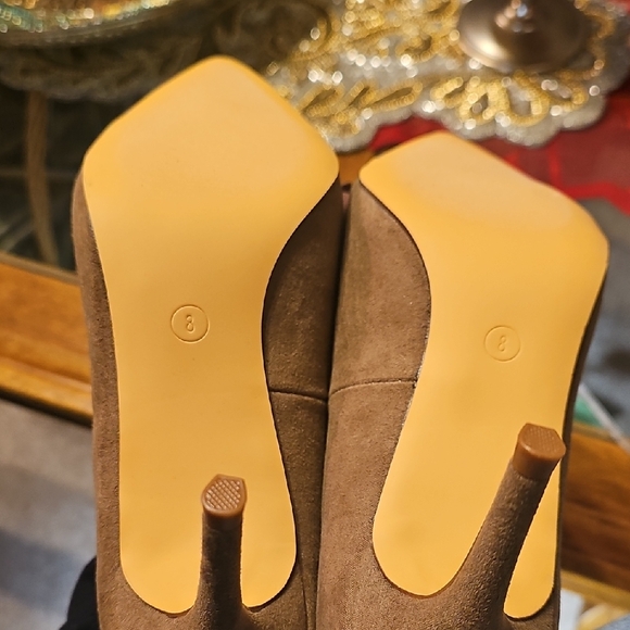 Journee Collection Taupe Pleated Heels - Picture 9 of 9